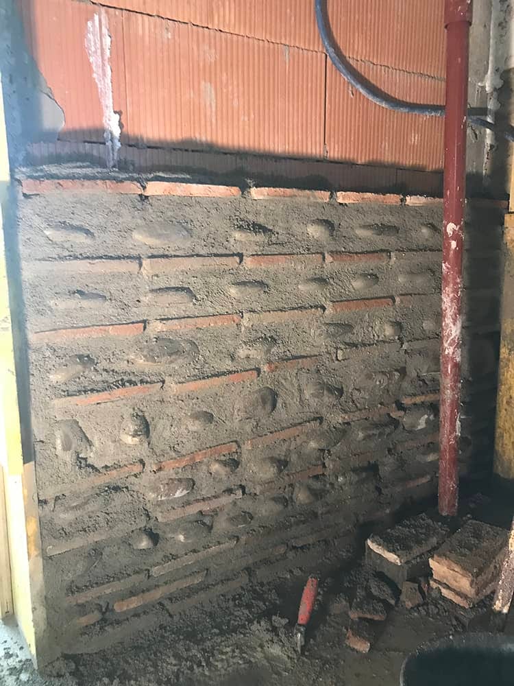 Démolition d'une ancienne cheminée à Thèze (64)