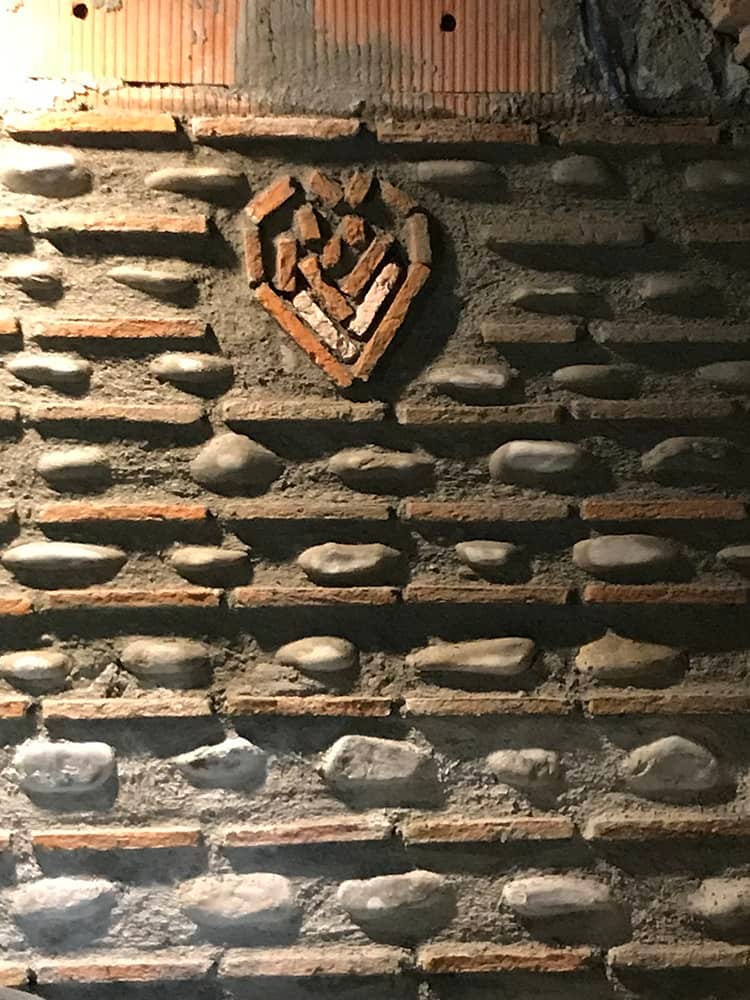 Démolition d'une ancienne cheminée à Thèze (64)