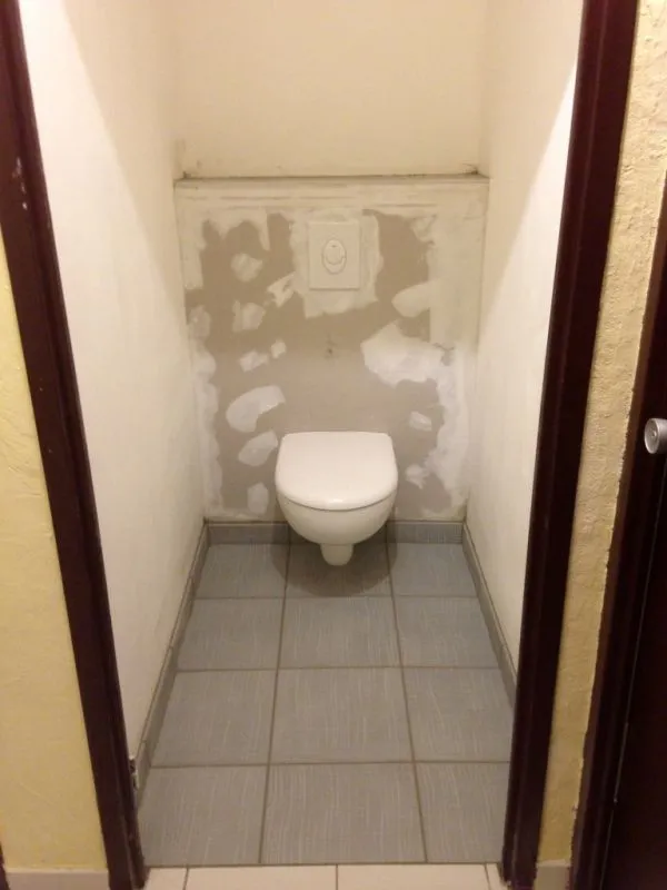 Aménagement d'un wc suspendu à Lons (64)