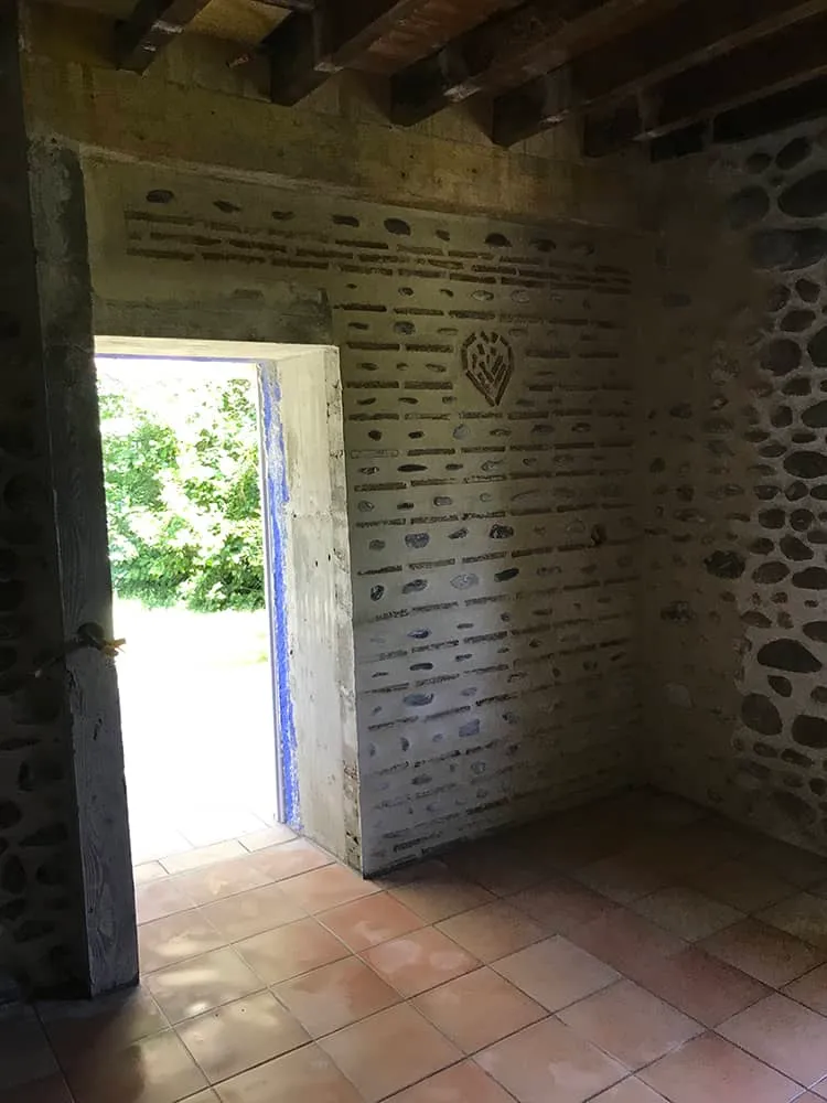 Démolition d'une ancienne cheminée à Thèze (64)